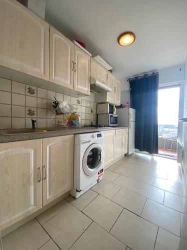 Il comprend une cuisine équipée d'un lave-linge et d'un sèche-linge. dans l'établissement Apparemment Bastia, à Bastia