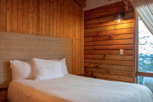 Postel nebo postele na pokoji v ubytování Zirahuen Forest and Resort