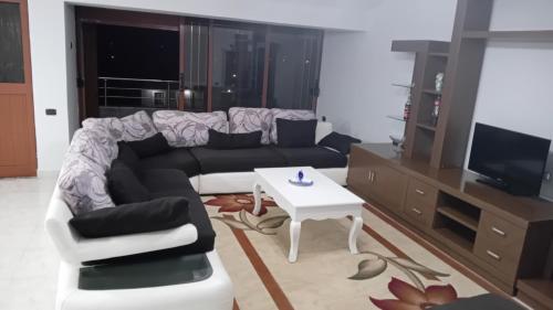 Una televisión o centro de entretenimiento en Vila Alvin vlore