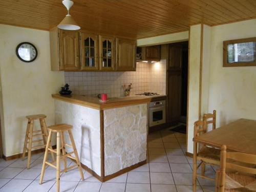 une cuisine avec un comptoir, une table et des chaises dans l'établissement Charmant 3 Pièces pour 4 Pers. à Valloire, Terrasse Sud-Est, Animaux Bienvenus, Proche Pistes et Golf - FR-1-263-158, à Valloire