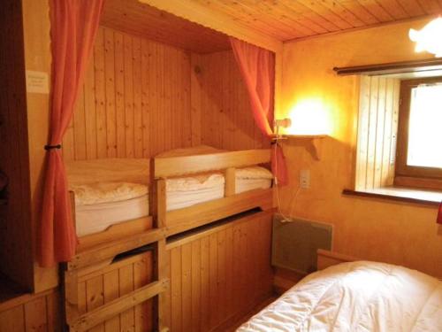 - une chambre avec un lit et une chambre avec des lits superposés dans l'établissement Charmant 3 Pièces pour 4 Pers. à Valloire, Terrasse Sud-Est, Animaux Bienvenus, Proche Pistes et Golf - FR-1-263-158, à Valloire