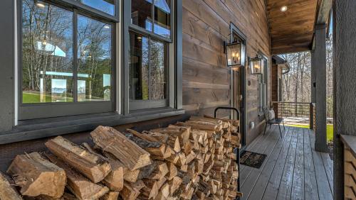 Φωτογραφία από το άλμπουμ του Whiskey Hollow Lodge σε Morganton