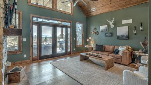Χώρος καθιστικού στο Whiskey Hollow Lodge