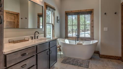Ένα μπάνιο στο Whiskey Hollow Lodge