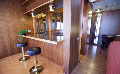 a room with a bar in a train with stools at Grand Hotel Elite in Bologna