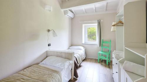 two beds in a room with a window at Nerino in Calci
