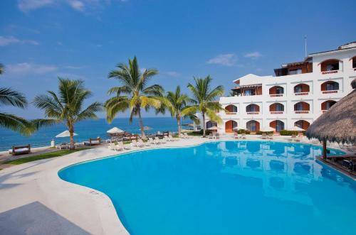 a view of the resort and the swimming pool at Plaza Pelicanos Club Beach Resort All Inclusive in Puerto Vallarta