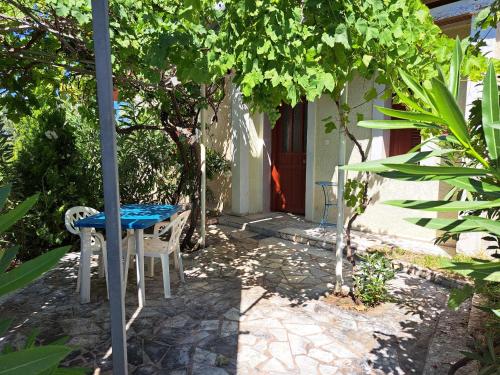 a table and chairs in front of a house at Ithaka 1 in Kástro Tornéze