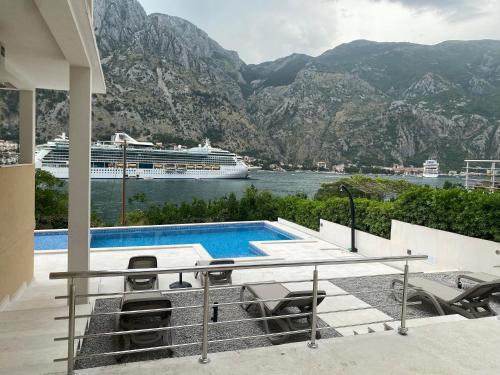 un crucero en el agua junto a una piscina en Luxury Kotor bay view studio, en Muo