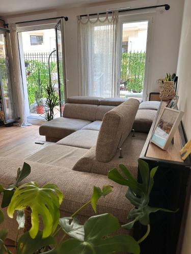 Χώρος καθιστικού στο Boho style apartment - 8 mins from Paris Center - Garden and underground parking