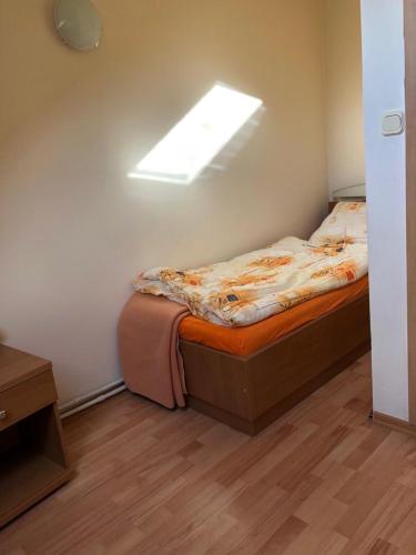a small bedroom with a bed with a skylight at Stajnia Czahary in Pogorzelica