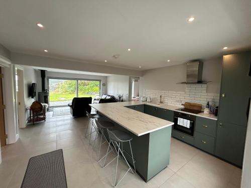Una cocina o cocineta en Mary’s Seaview Clifden