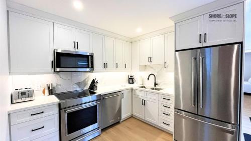 Una cocina o cocineta en The 1883 Century Flat Suite