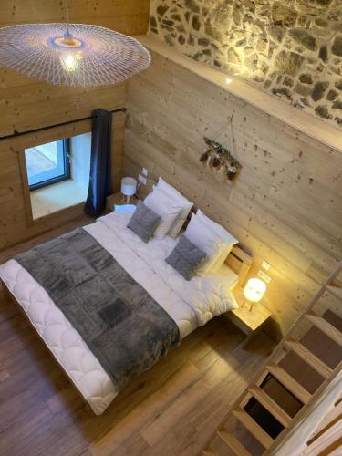 an overhead view of a bed in a room at Maison Canelle Le Clos des Ours in Matemale