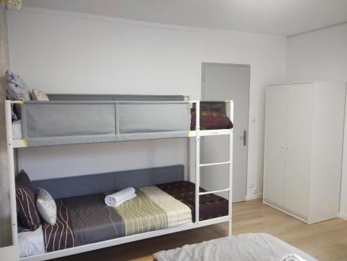 - une chambre avec des lits superposés et une chambre avec un lit dans l'établissement Appartement le Trésor d'amour, à Noyers-sur-Cher