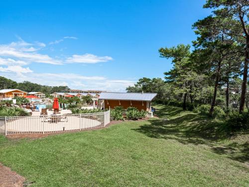 un patio con patio y una casa en Sanctuary at Redfish 1119 by Newman-Dailey, en Santa Rosa Beach