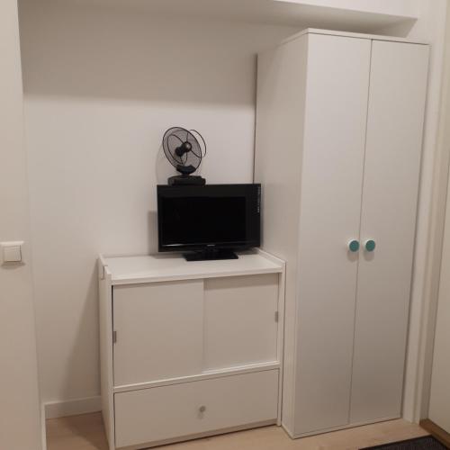 Uma TV ou centro de entretenimento em Mini apart Žvėrynas