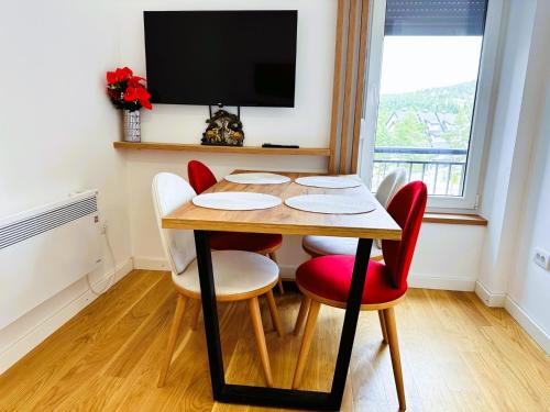 Una televisión o centro de entretenimiento en Apartman Anturijum