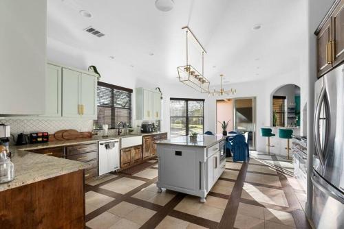 Pet friendly Retreat in Austin with Pool-Backyardにあるキッチンまたは簡易キッチン