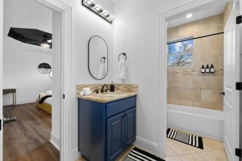 Pet friendly Retreat in Austin with Pool-Backyardにあるバスルーム