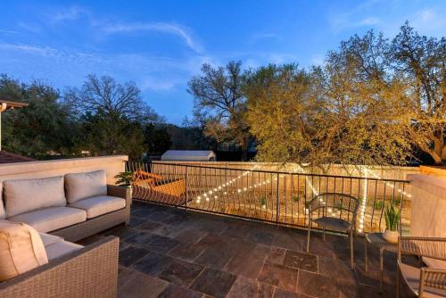 Pet friendly Retreat in Austin with Pool-Backyardにあるバルコニーまたはテラス