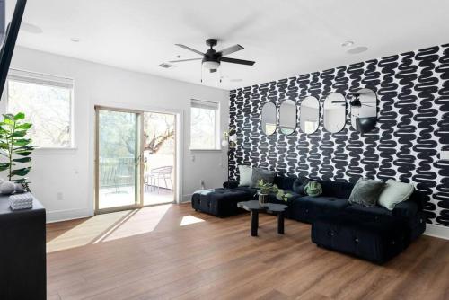 Pet friendly Retreat in Austin with Pool-Backyardにあるシーティングエリア
