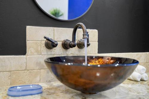 オースティンにあるPet friendly Retreat in Austin with Pool-Backyardのギャラリーの写真