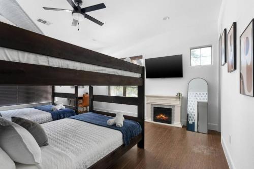 Pet friendly Retreat in Austin with Pool-Backyardにあるベッド
