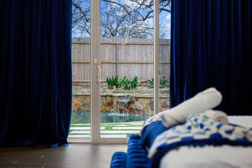 Pet friendly Retreat in Austin with Pool-Backyardにある庭