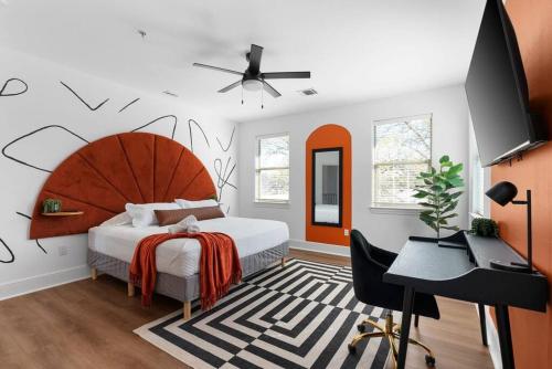 オースティンにあるPet friendly Retreat in Austin with Pool-Backyardの大きなベッドと机のある寝室