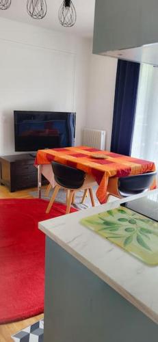 une cuisine avec une table et un salon dans l'établissement Paris/La Défense 10' en train 2 CHB, à Colombes