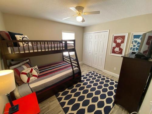una camera per bambini con letto a castello e soffitto di 8th Fairway Holiday Home Updated Southern Dunes a Haines City