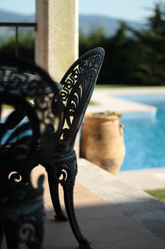 a black bench sitting next to a swimming pool at A Maquia in Poio