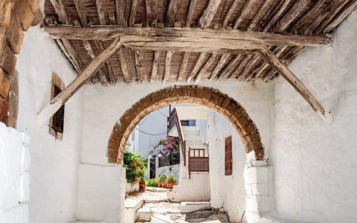 an archway in a white building with an archway sidx sidx at Mary's House 1 in Skiros