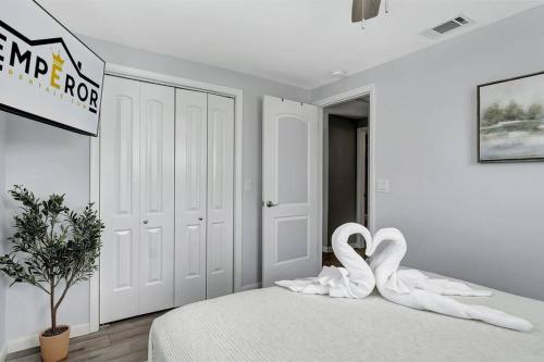 Postel nebo postele na pokoji v ubytování 3BR Oasis Sleeps 11 Heated Pool Ping Pong!