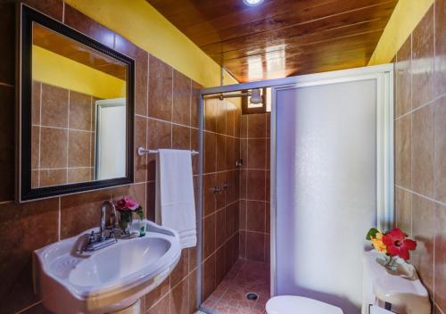 a bathroom with a sink and a shower at Cabañas Linda Vista in Chimo