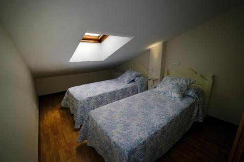 Ένα ή περισσότερα κρεβάτια σε δωμάτιο στο Dúplex en Comillas. Urb Balcón del Cantábrico