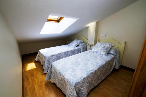 Ένα ή περισσότερα κρεβάτια σε δωμάτιο στο Dúplex en Comillas. Urb Balcón del Cantábrico