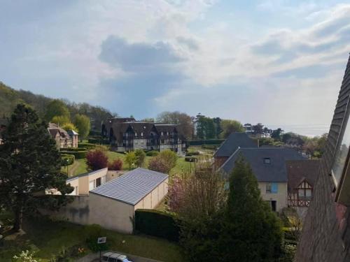 une vue aérienne d'une maison avec un toit dans l'établissement Residence les Flots Bleu Trouville-sur-Mers, à Trouville-sur-Mer