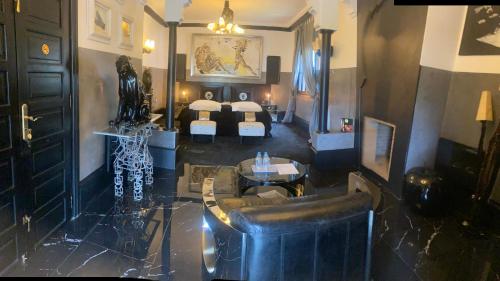 uma vista para um quarto com 2 camas e uma sala de estar em Villa Mano em Marraquexe
