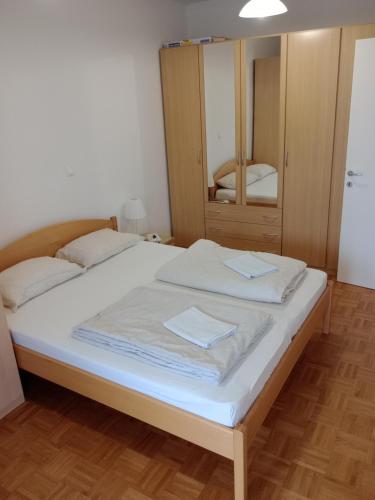 En eller flere senge i et værelse på Apartment Vasja Bohinj