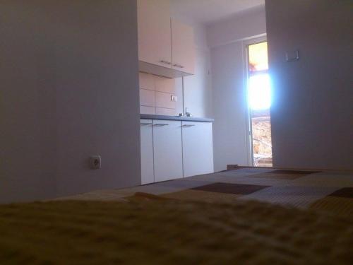 Un pat sau paturi într-o cameră la Apartments Vodishka