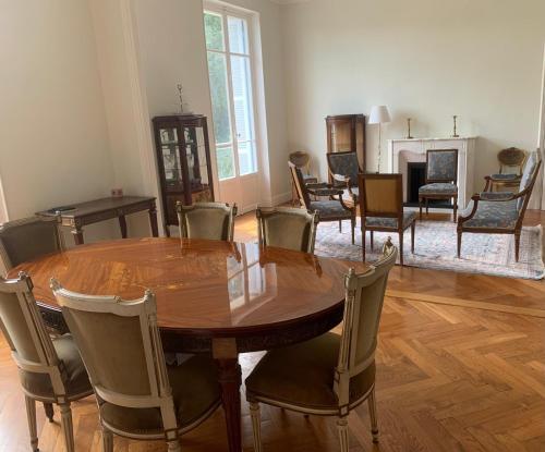 une salle à manger avec une table et des chaises en bois dans l'établissement Appart stylé ancienne centre ville - 7 min plage, à Beaulieu-sur-Mer