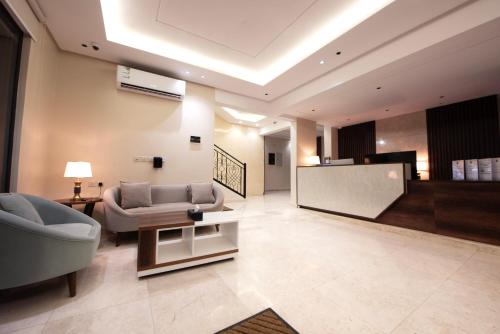 una sala de estar con un sofá y una mesa en أبهى سكن للشقق المخدومة, en Abha