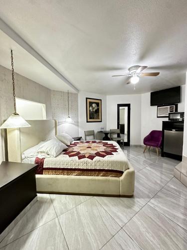 a bedroom with a bed and a living room at Hotel Dial in Guadalupe Victoria
