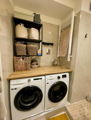 - une buanderie avec un lave-linge et un sèche-linge dans l'établissement Modern & Bright 2 Bedrooms - City Center, à Nice