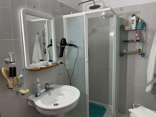 Ένα μπάνιο στο Oribandus Apartment Orikum Vlorë - Handcrafted by Rawmode Official