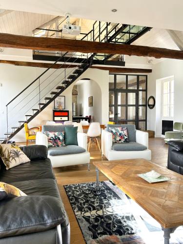 un salon avec des canapés et une table dans l'établissement Bureau51– Centre Historique AUCH, à Auch