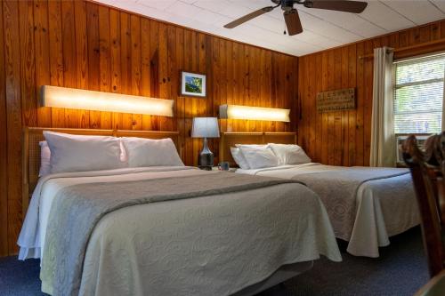 Cama o camas de una habitación en Mountainaire Inn and Log Cabins
