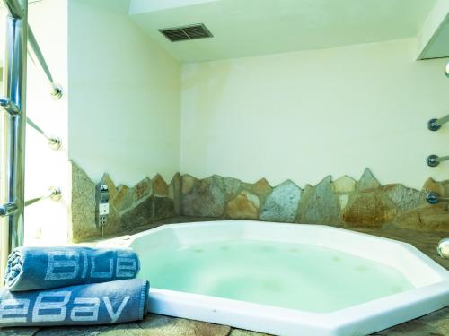 Habitación con baño con bañera grande. en Apartamentos BlueBay Beach Club, en San Agustín